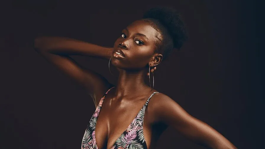 IssaJenner - ebony cam model